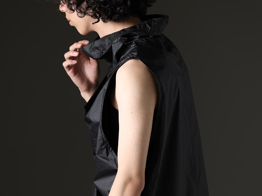 Julius - Jewelry selection adds accent to the styling - 817VEM2(Coated Nylon Taffeta Sleeveless Pullover) - 2-005