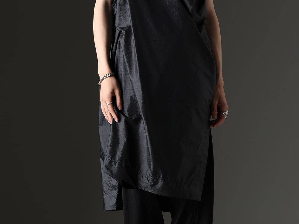 Julius - Jewelry selection adds accent to the styling - 817VEM2(Coated Nylon Taffeta Sleeveless Pullover) - 2-006