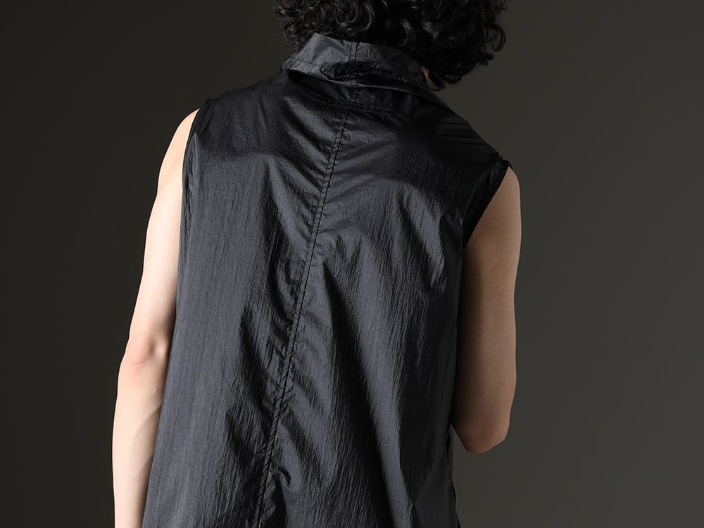 Julius - Jewelry selection adds accent to the styling - 817VEM2(Coated Nylon Taffeta Sleeveless Pullover) - 2-008