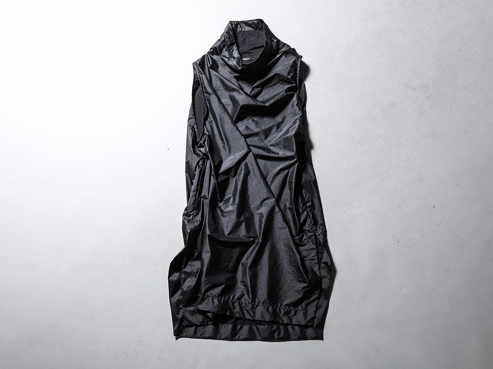 Julius - Jewelry selection adds accent to the styling - 817VEM2(Coated Nylon Taffeta Sleeveless Pullover) - 2-009