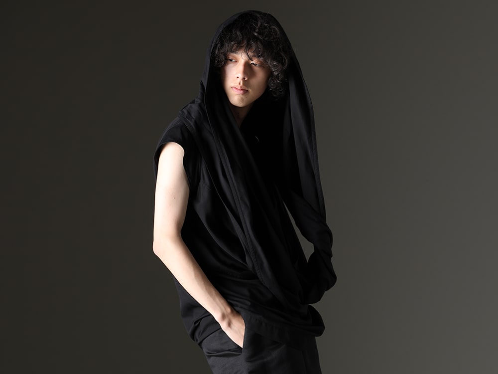 Julius - Utilizing the Hoodie Design for Further Variation - 819SHM3-black(Rayon/Cotton Cloth Drape Neck Pullover Black) - 3-002