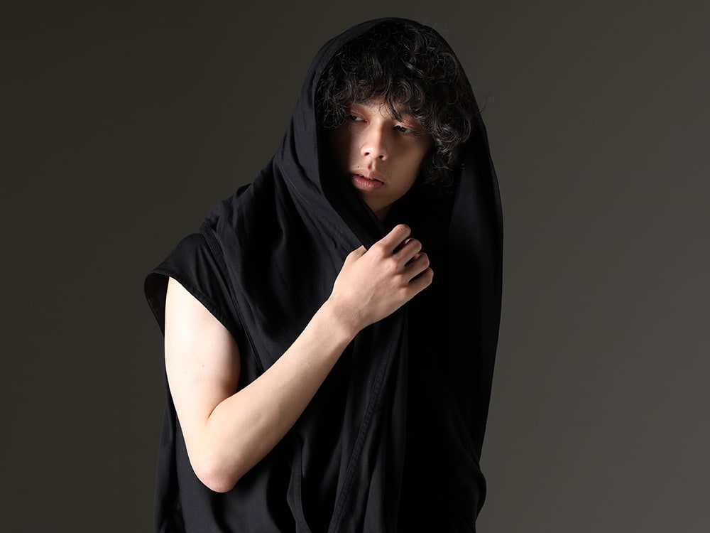 Julius - Utilizing the Hoodie Design for Further Variation - 819SHM3-black(Rayon/Cotton Cloth Drape Neck Pullover Black) - 3-004