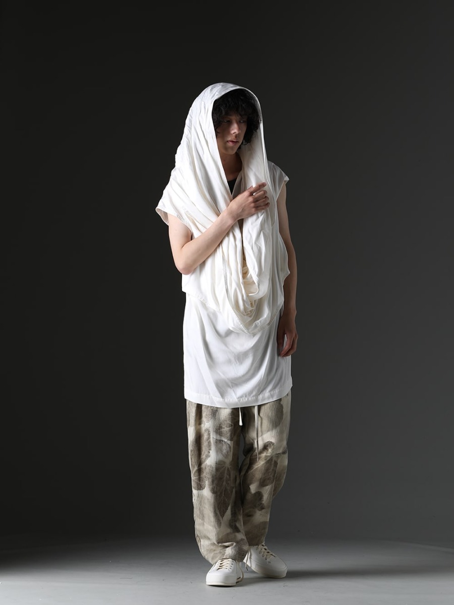 Julius / D.HYGEN / Nousan / FEIT - Utilizing the Hoodie Design for Further Variation - 819SHM3-offwhite(Rayon/Cotton Cloth Drape Neck Pullover Off White) ST101-1123S-Charcoal(Cotton And Rayon Ribbed Tank Top Chacoal) villa-A-23SS-Leaf Print(villa：Wide Easy Pants (Leaf Print)) FEIT-Hand-Sewn-Low(FEIT Hand Sewn Low) - 3-005