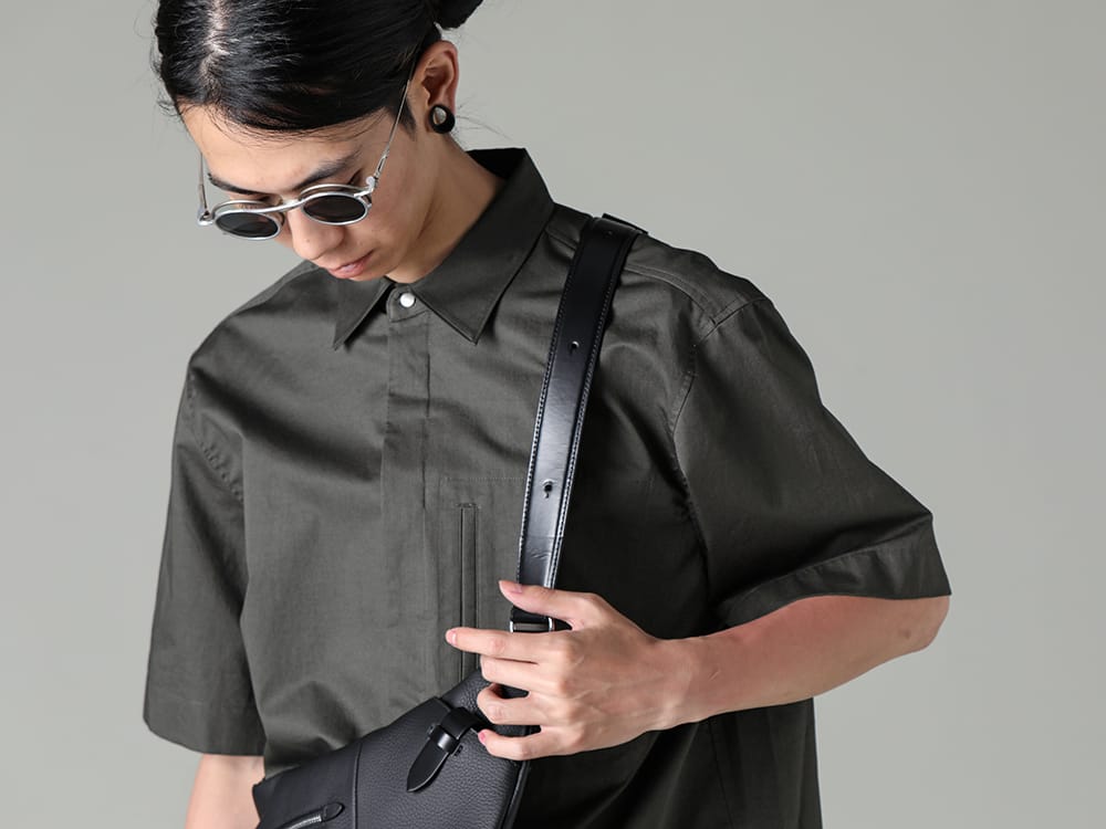 IRENISA 2023SS Adding a twist to a simple short-sleeve shirt with accessories  - IH-23SS-B019-CSS-Olive Charcoal - Fly Front Short-Sleeved Shirt Olive Charcoal - RG2001TVA-Gold-Silver-D.Gray - RIGARDS collaboration sunglasses 2-002