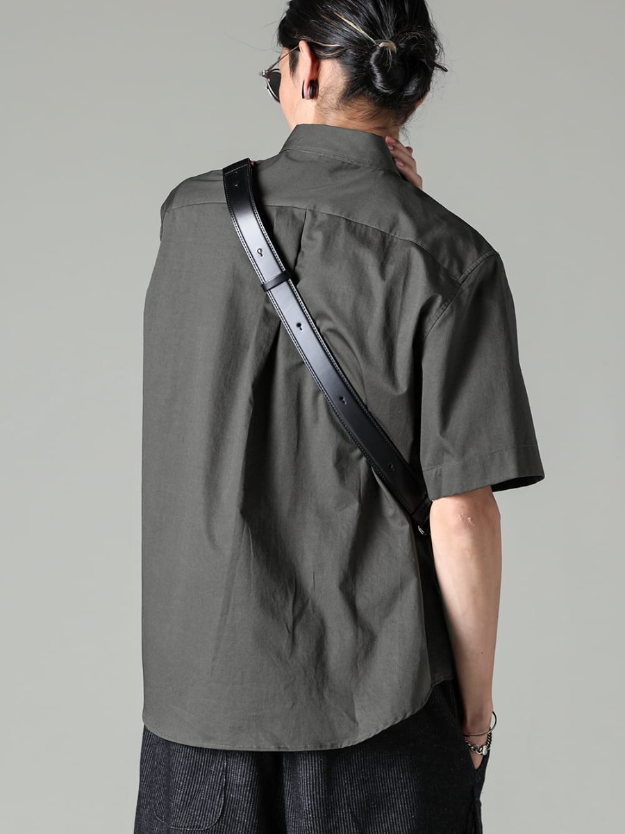 IRENISA 2023SS Adding a twist to a simple short-sleeve shirt with accessories  - IH-23SS-B019-CSS-Olive Charcoal - Fly Front Short-Sleeved Shirt Olive Charcoal 2-004