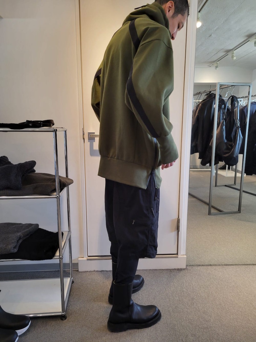 RIPVANWINKLE(リップヴァンウィンクル) 23-24AW(秋冬) ラインを敢えて際立たせたカーキとブラックのコントラストがオリジナルなカーキ - RB-525 ライン プルオーバージャージー 3-003