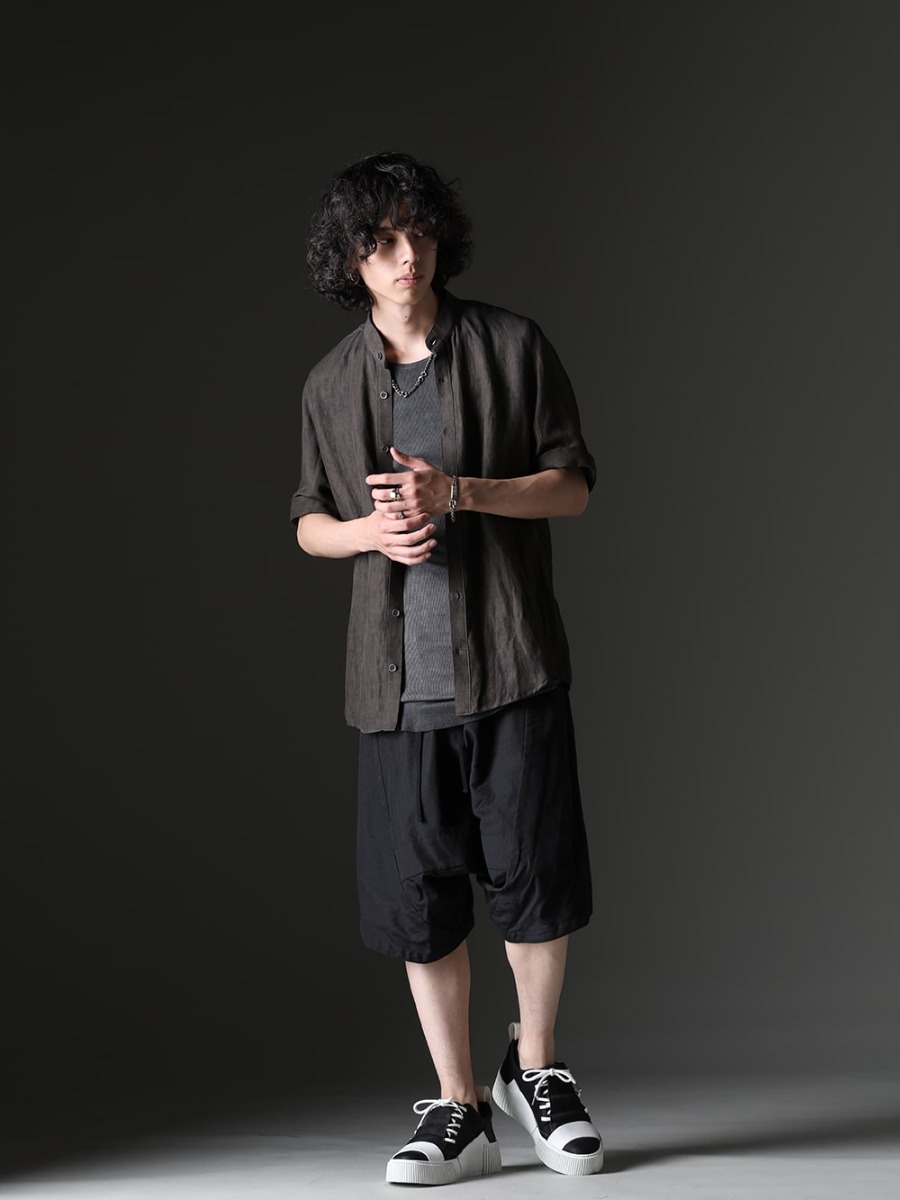 D.HYGEN / WERKSTATT:MÜNCHEN / Julius / BORIS BIDJAN SABERI Styling - The cuffs are double type. The buttons are made of metal buttons with painted edges. Summer Style with a unified brand mix in dark colors - ST102-0723S-Charcoal(Linen And Rayon Salt Shrink-Dyed Short-Sleeved Banded Collar Shirt Charcoal) ST101-1123S-Charcoal(Cotton And Rayon Ribbed Tank Top Charcoal) M3920(Loose mixed choker) M2481(Bracelet Tag Faith Love Hope) M1250(Ring Combination Memories) M1711-WI(RING SYMBOL WINDROSE) 827PAM8(Nylon/Cotton Grosgrain Sarrouel Shorts) BAMBA2.1-LEATHER-WHITE-SOLE(BAMBA2.1 LEATHER / WHITE SOLE) - 1-001