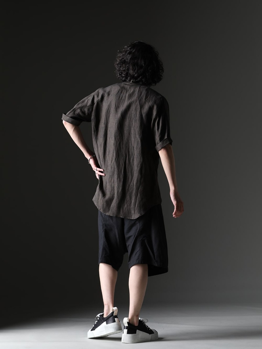 D.HYGEN / WERKSTATT:MÜNCHEN / Julius / BORIS BIDJAN SABERI - Summer Style with a unified brand mix in dark colors - ST102-0723S-Charcoal(Linen And Rayon Salt Shrink-Dyed Short-Sleeved Banded Collar Shirt Charcoal) ST101-1123S-Charcoal(Cotton And Rayon Ribbed Tank Top Charcoal) M3920(Loose mixed choker) M2481(Bracelet Tag Faith Love Hope) M1250(Ring Combination Memories) M1711-WI(RING SYMBOL WINDROSE) 827PAM8(Nylon/Cotton Grosgrain Sarrouel Shorts) BAMBA2.1-LEATHER-WHITE-SOLE(BAMBA2.1 LEATHER / WHITE SOLE) - 1-003