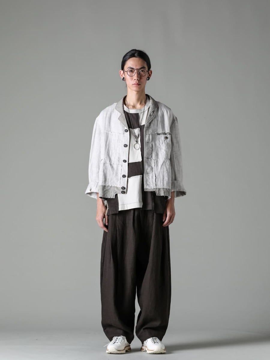  ZIGGY CHEN-Ziggy Chen 23SS(Spring-Summer) Styling - Image Detail (Overall Styling Detail) A-line silhouette style with cropped jacket - 0M2310919-Classic utility jacket - 0M2310212-Asymmetrical Patchwork T-shirt - RG0098AL-BRONZE-RG0098AL / Brozen (frame) x Clear (lenses) - M3940-Necklace Mix + Key Ring - 0M2310501-Selvidge Pleats Wide Leg Trousers - Lugged-Runner-FEIT 1-001