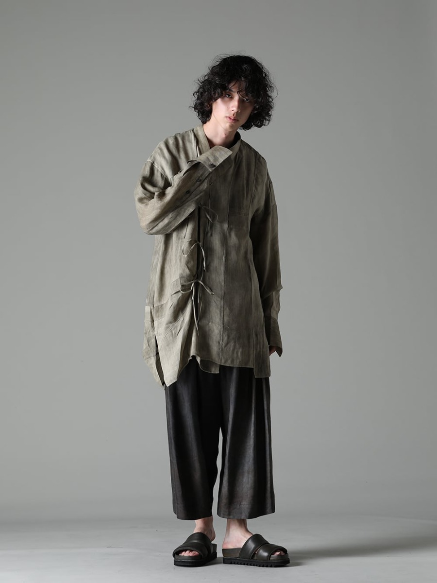 ZIGGY CHEN 23SS - Beautiful shirt in decadent pale khaki color - An impressive shawl collar shirt with an eye-catching front panel. - 0M2310717 Contrast Paneled String Shirt - 0M2310513 Pleated Wide Leg Trousers - BRK03 Rubber Sole Sandal - Calf Full Grain - BRK03 - BRK03 1-001