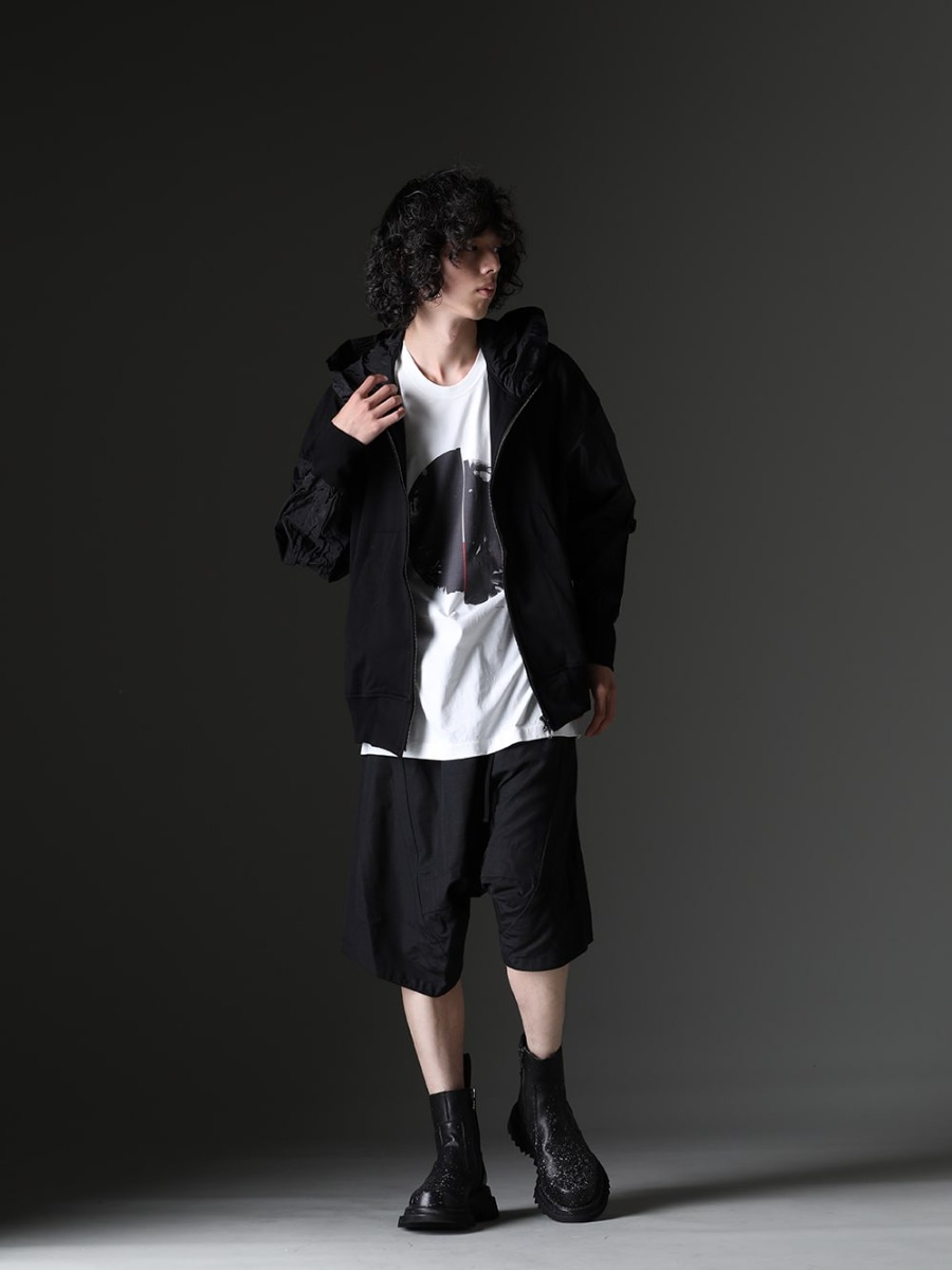 JULIUS - A coordinate focusing on a hybrid fabric made of nylon - Coordinate featuring a plenty of new items - 827CUM1-M(Cotton Sweat Zip Up Hoodie) 827CPM1-Off-white(Cotton SZ Jersey T-shirt Off White) 827PAM8(Nylon/Cotton Grosgrain Sarrouel Shorts) 807FWM2-P(Cow Skin Painted Side Zip Boots) - 1-001