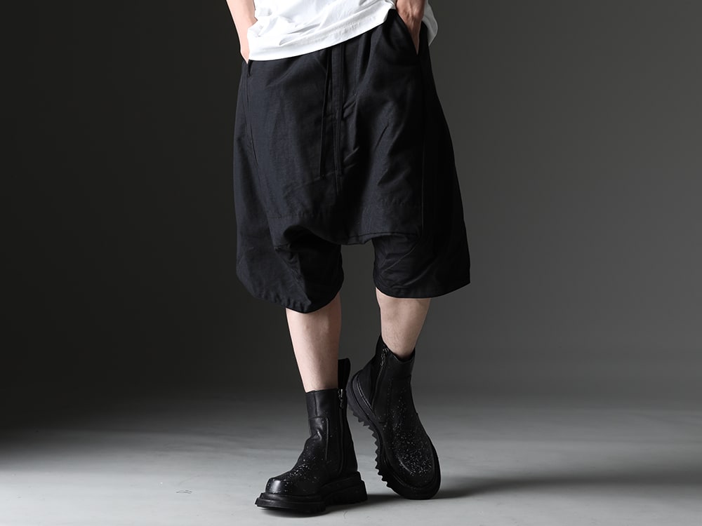 JULIUS - Fusion of high-dimensional design and practicality - 827PAM8(Nylon/Cotton Grosgrain Sarrouel Shorts) 807FWM2-P(Cow Skin Painted Side Zip Boots) - 3-001