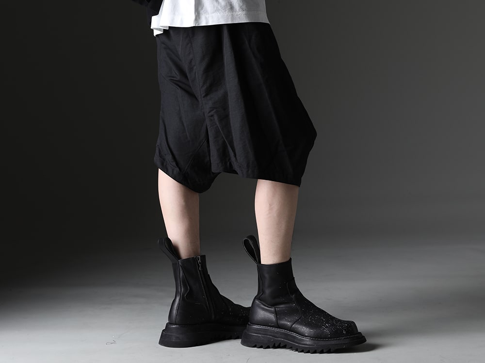 JULIUS - Fusion of high-dimensional design and practicality - 827PAM8(Nylon/Cotton Grosgrain Sarrouel Shorts) 807FWM2-P(Cow Skin Painted Side Zip Boots) - 3-002