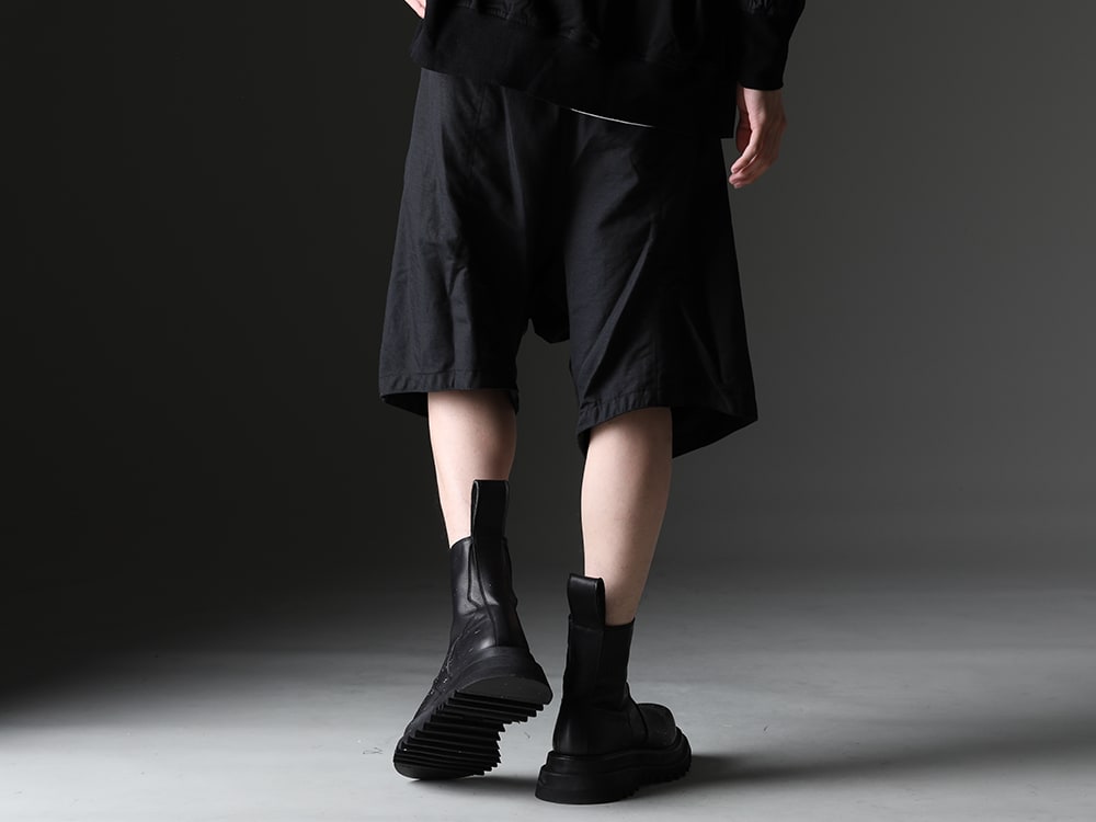 JULIUS - Fusion of high-dimensional design and practicality - 827PAM8(Nylon/Cotton Grosgrain Sarrouel Shorts) 807FWM2-P(Cow Skin Painted Side Zip Boots) - 3-003