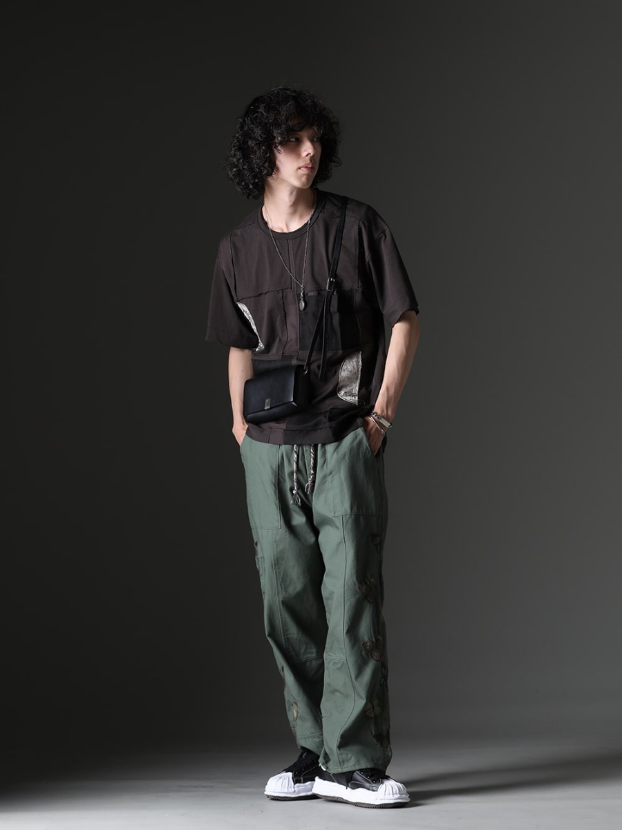 ZIGGY CHEN / WERKSTATT:MÜNCHEN / ink / MIHARAYASUHIRO styling - Dark-toned casual style built with patchwork design. Casual style incorporating patchwork design - 0M2310208(Contrast Patchwork T-Shirt) M9083(Shoulder Bag #2) M3841(Necklace Medallion) 14M2591(Bracelet Tag) M2211(Bracelet Crossed) 15M1001(Signet Ring Oval Hammered) ink23-11(Bakerfly Pants) A06FW702-black-classic(BLAKEY Original sole leather Low-cut sneakers Black) - 1-001