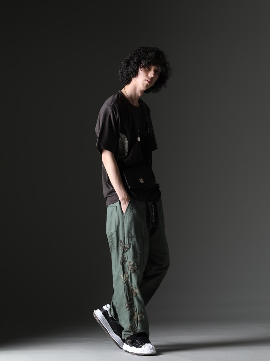 ZIGGY CHEN / WERKSTATT:MÜNCHEN / ink / MIHARAYASUHIRO - Casual style incorporating patchwork design - 0M2310208(Contrast Patchwork T-Shirt) M9083(Shoulder Bag #2) M3841(Necklace Medallion) 14M2591(Bracelet Tag) M2211(Bracelet Crossed) 15M1001(Signet Ring Oval Hammered) ink23-11(Bakerfly Pants) A06FW702-black-classic(BLAKEY Original sole leather Low-cut sneakers Black) - 1-002