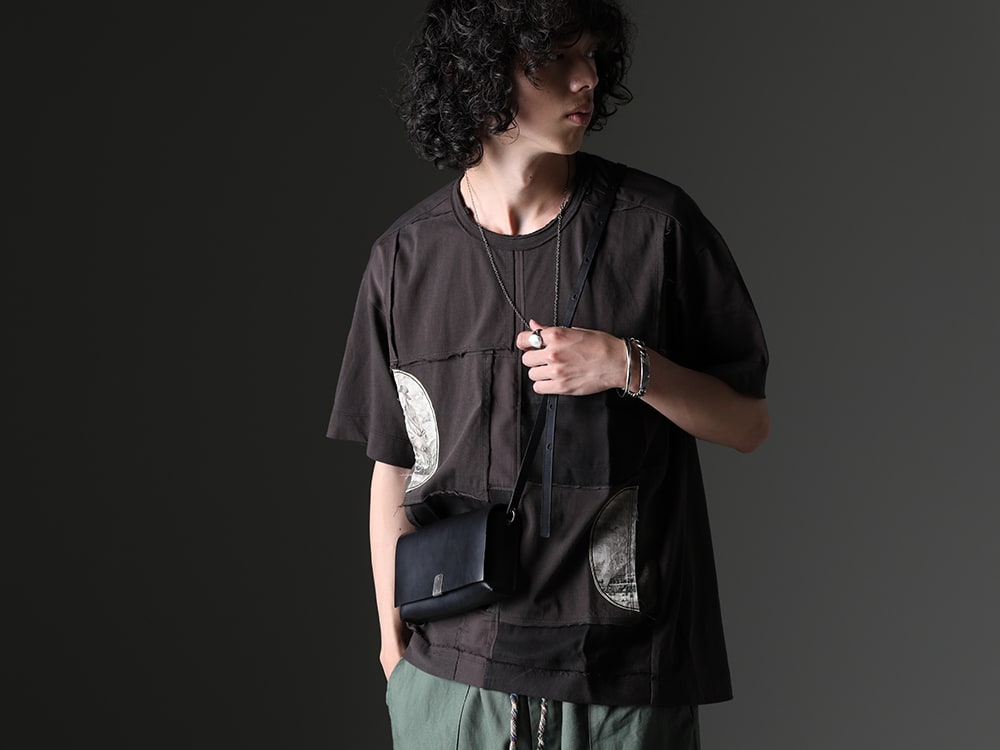 ZIGGY CHEN / WERKSTATT:MÜNCHEN - Patchwork design with attention to detail made of different materials - 0M2310208(Contrast Patchwork T-Shirt) M9083(Shoulder Bag #2) M3841(Necklace Medallion) 14M2591(Bracelet Tag) M2211(Bracelet Crossed) 15M1001(Signet Ring Oval Hammered) - 2-001