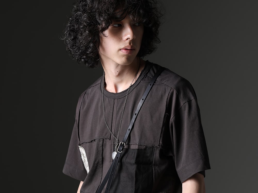 ZIGGY CHEN / WERKSTATT:MÜNCHEN - Patchwork design with attention to detail made of different materials - 0M2310208(Contrast Patchwork T-Shirt) M9083(Shoulder Bag #2) M3841(Necklace Medallion) - 2-003