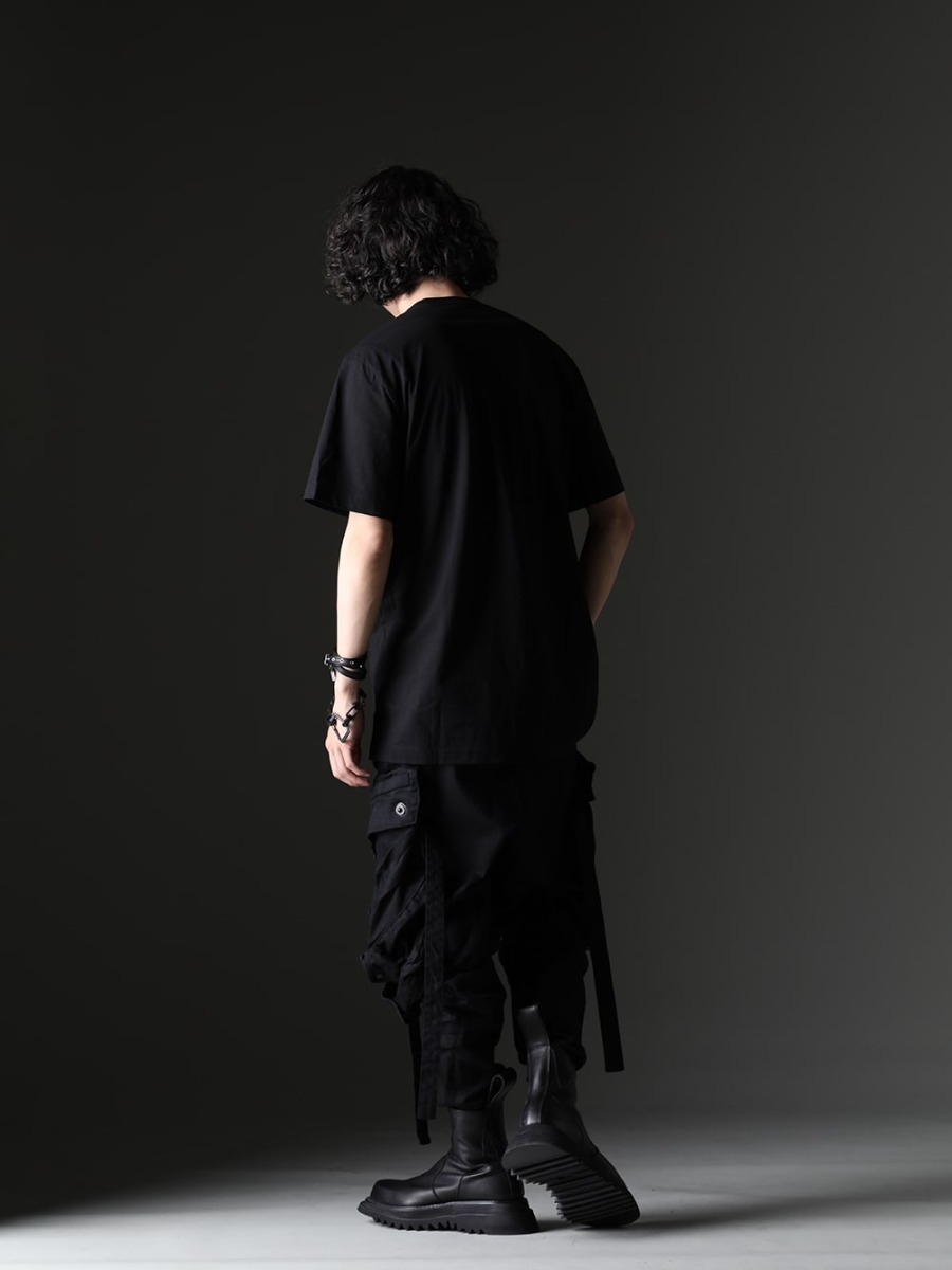 ユリウス - JULIUS 2023 Pre Fall Collectionより、即戦力グラフィックTをセレクト - 827CPM1-Black(コットンSZジャージーTシャツ ブラック) 817ACU16-black(チェーンブレスレット ブラック) 819ACU2-black-silver(カウレザー ベルトブレスレット ブラック × シルバー) 818PAM15-BK(The R 別注 10.5oz ストレッチデニム ガスマスク カーゴパンツ) 807FWM2(カウスキン サイドジップブーツ) - 1-003