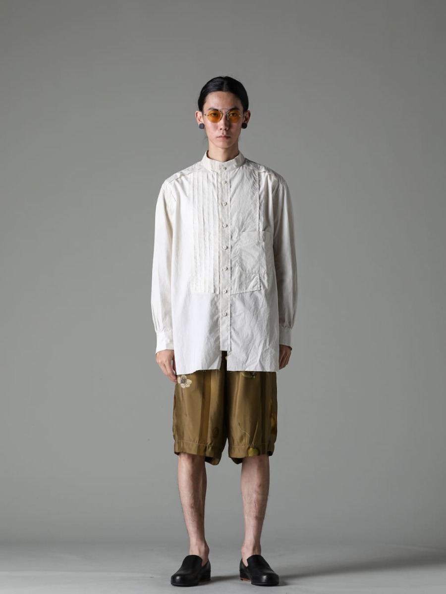 ZIGGY CHEN 23SS (Spring/Summer) Styling - Image Details (Overall Styling Details) Resort-like city style made with ZIGGY CHEN and UMA WANG - 0M2310709-Mandarin collar hybrid dress shirt - RG00UW9-Silver-Mustard-Yellow-RG00UW9 / Vintage Silver x Mustard Yellow - UM3531-Mustard-Handsewn-Slippers 1-001