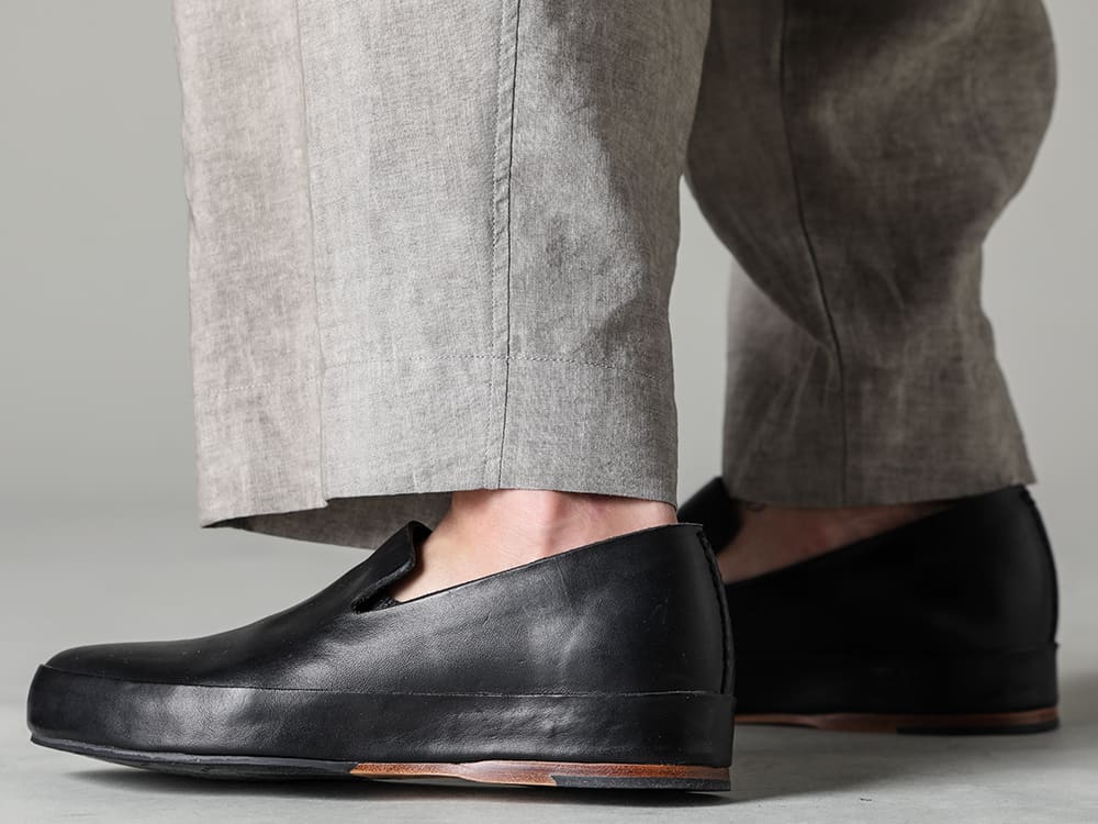 FEIT 23SS Minimalist design slip-on shoes with upper formed by a single piece of leather 2-tuck pants in Panama fabric boasting excellent ventilation - Handsewn-Slipper-Handsewn Slipper - 0M2310528-Pleated Tapered Trousers 3-005