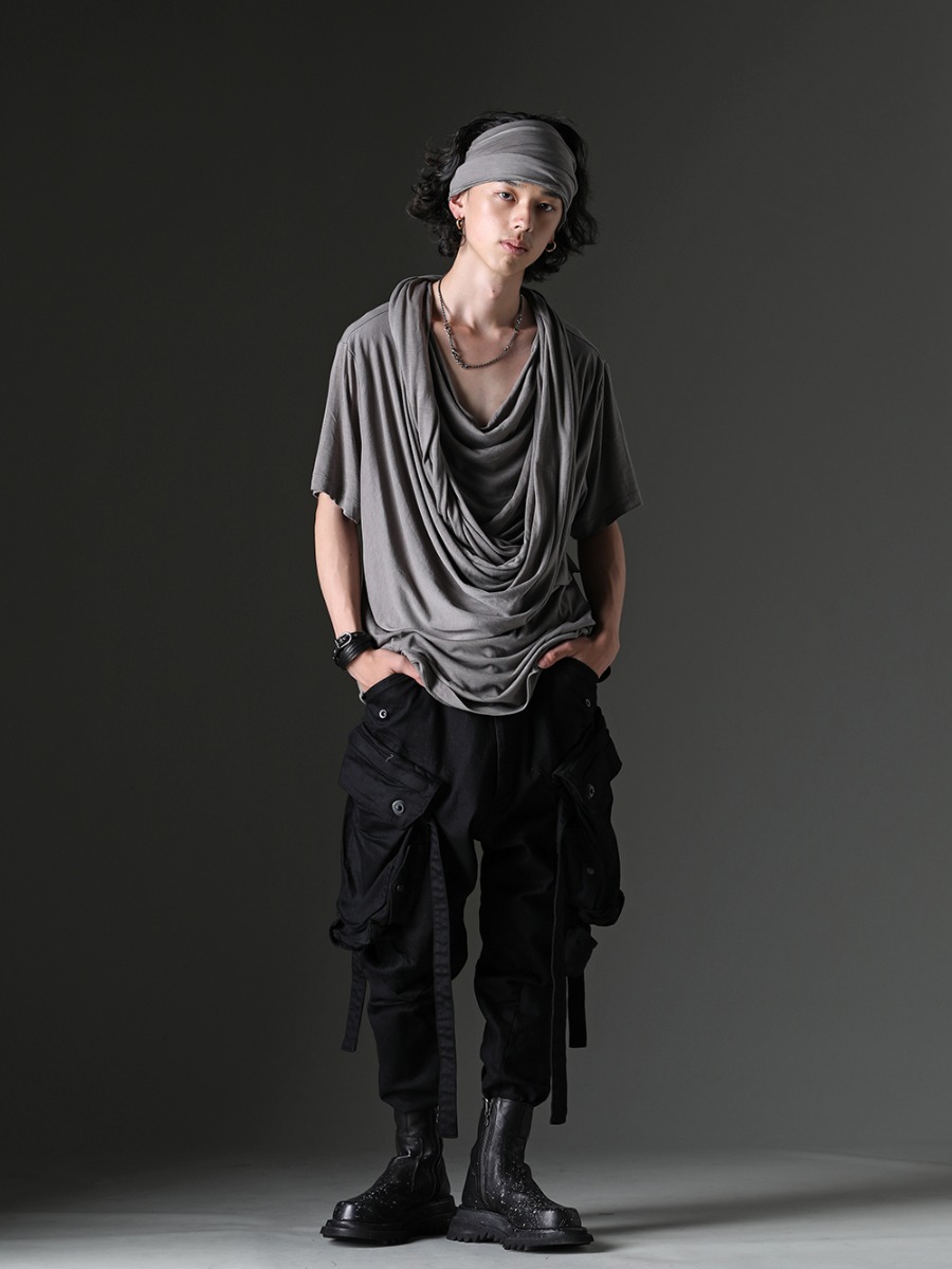 JULIUS 2023SS The gray color is perfect for masculine summer styling with cargo pants.  - Draped neck short sleeve T-shirt made of cotton/cupro jersey fabric with a relaxed feel. 819CUM5-gray - Cotton/Cupro Jersey Drape Neck Short Sleeve T-Shirt Gray - 818PAM15-BK - The R Limited 10.5oz Stretch Denim Gas Mask Cargo Pants - 807FWM2-P - Cow Skin Painted Side Zip Boots - 819ACU2-black-silver - Cow Leather Belt Bracelet Black × Silver - M3920 - Loose mixed choker - 819ACU3-gray - Cotton/Cupro Jersey Hair Band Gray 2-001