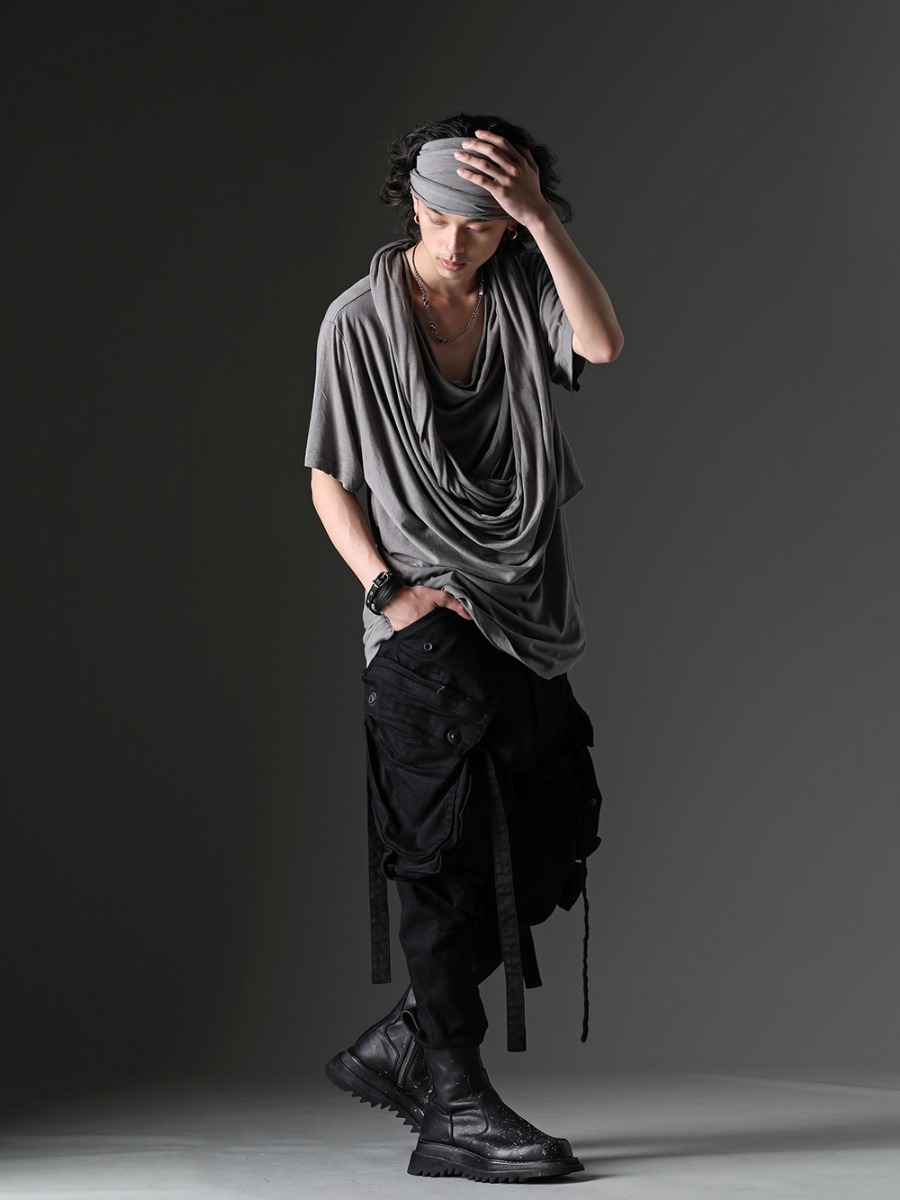 JULIUS 2023SS The gray color is perfect for masculine summer styling with cargo pants.  - 819CUM5-gray - Cotton/Cupro Jersey Drape Neck Short Sleeve T-Shirt Gray - 818PAM15-BK - The R Limited 10.5oz Stretch Denim Gas Mask Cargo Pants - 807FWM2-P - Cow Skin Painted Side Zip Boots - 819ACU2-black-silver - Cow Leather Belt Bracelet Black × Silver - M3920 - Loose mixed choker - 819ACU3-gray - Cotton/Cupro Jersey Hair Band Gray 2-002