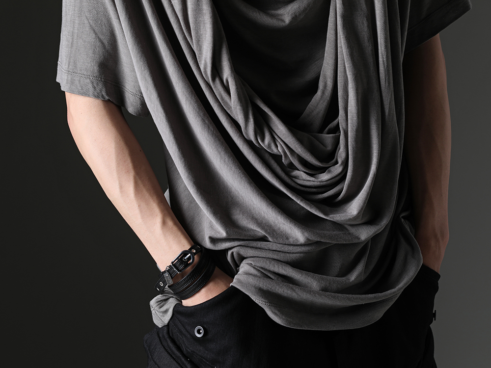 JULIUS 2023SS The gray color is perfect for masculine summer styling with cargo pants.  - 819CUM5-gray - Cotton/Cupro Jersey Drape Neck Short Sleeve T-Shirt Gray - 818PAM15-BK - 819ACU2-black-silver - Cow Leather Belt Bracelet Black × Silver 2-005