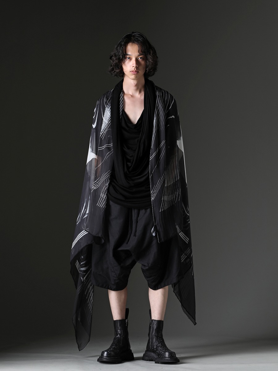 JULIUS 2023SS The black color is a monotone summer styling with a sense of mode. - 819CUM5-black - Cotton/Cupro Jersey Drape Neck Short Sleeve T-Shirt Black - 827PAM8 - Nylon/Cotton Grosgrain Sarrouel Shorts - 807FWM2-P - Cow Skin Painted Side Zip Boots - 817ACU16-black - Chain Bracelet Black - 817STU1-black - Printed Silk Stole Black 3-001