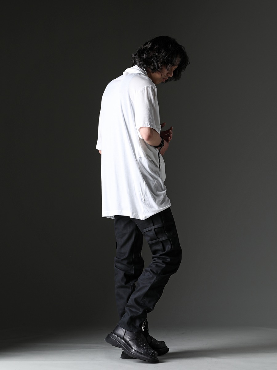 JULIUS 2023SS White color is casual styling with slim pants. - 819CUM5-offwhite - Cotton/Cupro Jersey Drape Neck Short Sleeve T-Shirt Off White - ST101-1123S-Charcoal - Cotton And Rayon Ribbed Tank Top Charcoal - sp.0013AW22 - bondage jean. - 807FWM2-P - Cow Skin Painted Side Zip Boots - 819ACU2-black-silver - Cow Leather Belt Bracelet Black × Silver 4-002