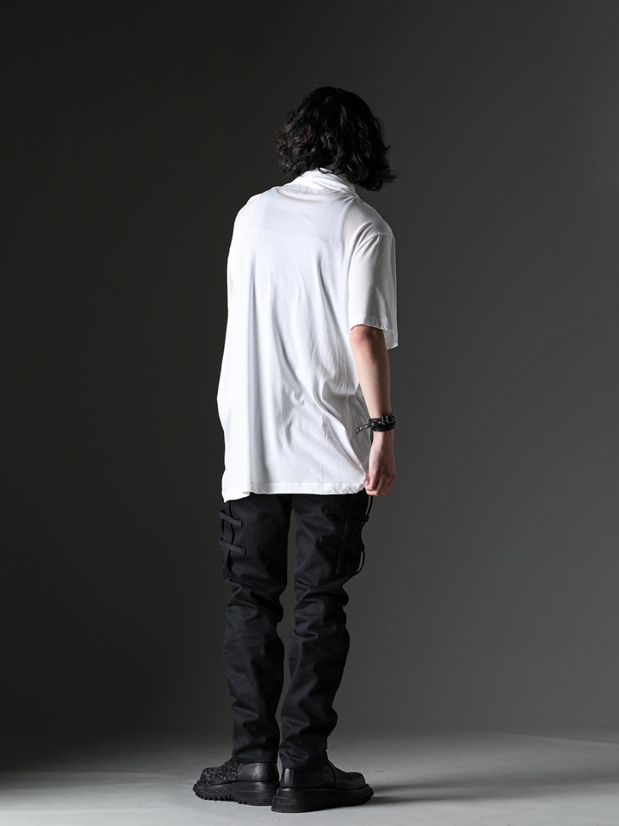 JULIUS 2023SS White color is casual styling with slim pants. - 819CUM5-offwhite - Cotton/Cupro Jersey Drape Neck Short Sleeve T-Shirt Off White - ST101-1123S-Charcoal - Cotton And Rayon Ribbed Tank Top Charcoal - sp.0013AW22 - bondage jean. - 807FWM2-P - Cow Skin Painted Side Zip Boots - 819ACU2-black-silver - Cow Leather Belt Bracelet Black × Silver 4-003