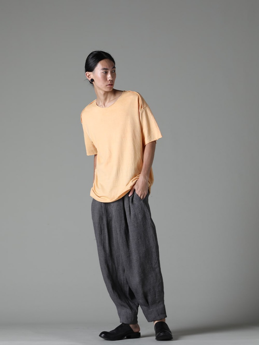 individual sentiments(インディビジュアル センチメンツ) 23SS(春夏) 組み合わせの自由度が高い - CT56S-MJ28-Mustard-Orange リネンコットンウォッシュジャージーワンピースパターン S/STシャツ マスタードオレンジ PA85-LI13-Gray-Black リネンヘリンボーンハイウエストワイドパンツ グレーブラック  M30S01サボ 3-007