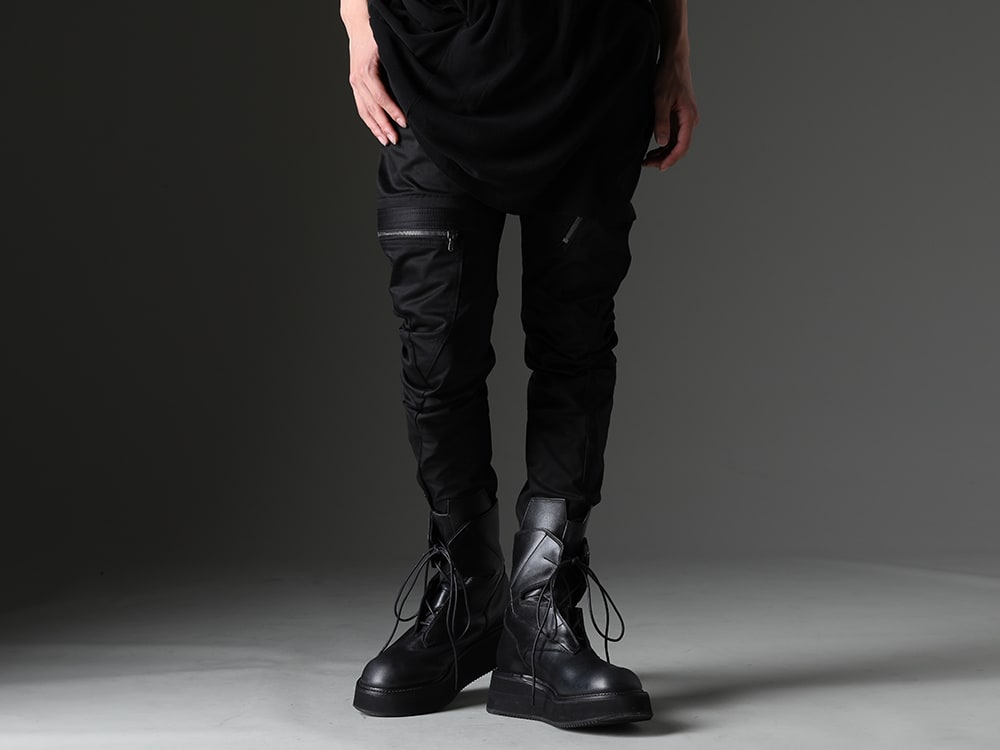 JULIUS - The 4th delivery from the JULIUS 2023PF collection has been delivered! Now available in stores and mail order! - 827PAM9(Cotton Stretch Satin Skinny Pants) 827FWM1(Cow Skin Lace Up Boots) - 2-014