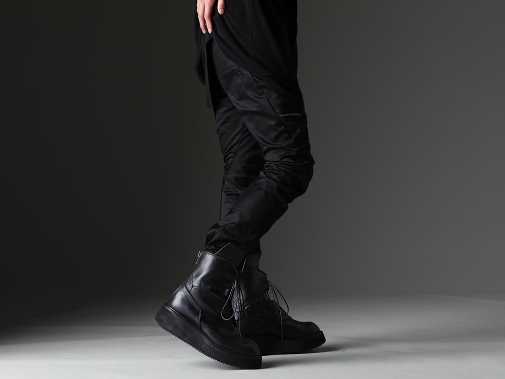 JULIUS - The 4th delivery from the JULIUS 2023PF collection has been delivered! Now available in stores and mail order! - 827PAM9(Cotton Stretch Satin Skinny Pants) 827FWM1(Cow Skin Lace Up Boots) - 2-015