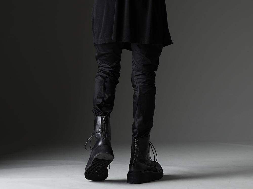 JULIUS - The 4th delivery from the JULIUS 2023PF collection has been delivered! Now available in stores and mail order! - 827PAM9(Cotton Stretch Satin Skinny Pants) 827FWM1(Cow Skin Lace Up Boots) - 2-016