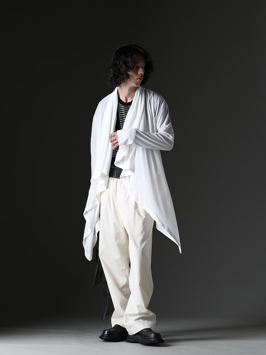 JULIUS / WERKSTATT:MÜNCHEN / TAKAHIROMIYASHITATheSoloist. / IRENISA Styling - Accentuated by accessories and jewelry, edgy styling White Color Main Spring/Summer Styling - 819CUM3-offwhite(Cotton/Cupro Jersey Drape Cardigan Off White) 817CPM2(Cotton/Modal Jersey Print Short Sleeve T-Shirt) M3940(Necklace Mix + Keyring) 817STU1-black(Printed Silk Stole Black) 817ACU16-black(Chain Bracelet Black) sa.0036SS23-Black(bone shaped carabiner bracelet.-S- Black) IH-23SS-P022-CSS-Ivory(Semi Flared Relaxed Pants Ivory) 807FWM2-P(Cow Skin Painted Side Zip Boots) - 1-001