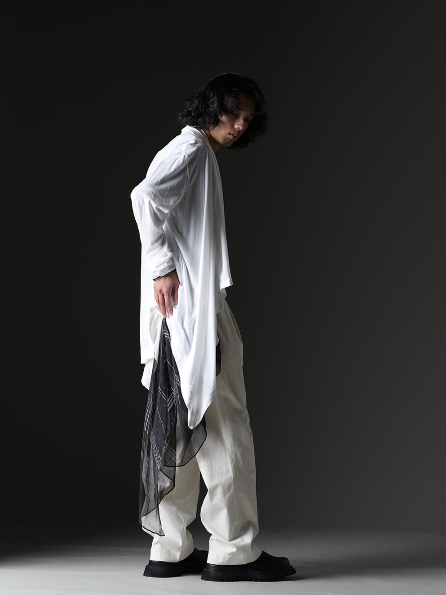 JULIUS / WERKSTATT:MÜNCHEN / TAKAHIROMIYASHITATheSoloist. / IRENISA - White Color Main Spring/Summer Styling - 819CUM3-offwhite(Cotton/Cupro Jersey Drape Cardigan Off White) 817CPM2(Cotton/Modal Jersey Print Short Sleeve T-Shirt) M3940(Necklace Mix + Keyring) 817STU1-black(Printed Silk Stole Black) 817ACU16-black(Chain Bracelet Black) sa.0036SS23-Black(bone shaped carabiner bracelet.-S- Black) IH-23SS-P022-CSS-Ivory(Semi Flared Relaxed Pants Ivory) 807FWM2-P(Cow Skin Painted Side Zip Boots) - 1-002