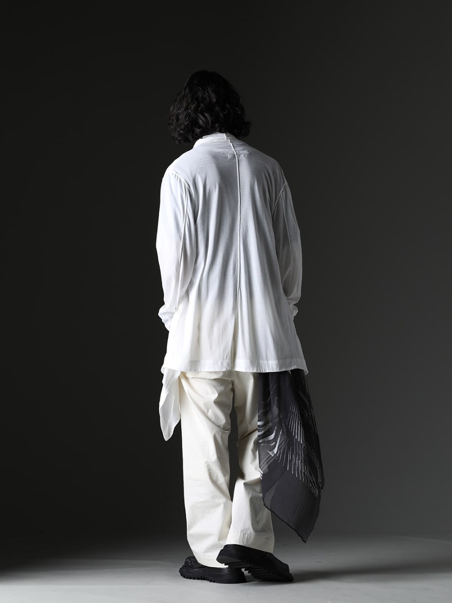 JULIUS / WERKSTATT:MÜNCHEN / TAKAHIROMIYASHITATheSoloist. / IRENISA - White Color Main Spring/Summer Styling - 819CUM3-offwhite(Cotton/Cupro Jersey Drape Cardigan Off White) 817CPM2(Cotton/Modal Jersey Print Short Sleeve T-Shirt) M3940(Necklace Mix + Keyring) 817STU1-black(Printed Silk Stole Black) 817ACU16-black(Chain Bracelet Black) sa.0036SS23-Black(bone shaped carabiner bracelet.-S- Black) IH-23SS-P022-CSS-Ivory(Semi Flared Relaxed Pants Ivory) 807FWM2-P(Cow Skin Painted Side Zip Boots) - 1-004