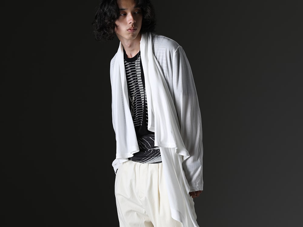 JULIUS / WERKSTATT:MÜNCHEN - Beautiful draping and the best material for spring and summer - 819CUM3-offwhite(Cotton/Cupro Jersey Drape Cardigan Off White) 817CPM2(Cotton/Modal Jersey Print Short Sleeve T-Shirt) M3940(Necklace Mix + Keyring) 817STU1-black(Printed Silk Stole Black) - 2-001