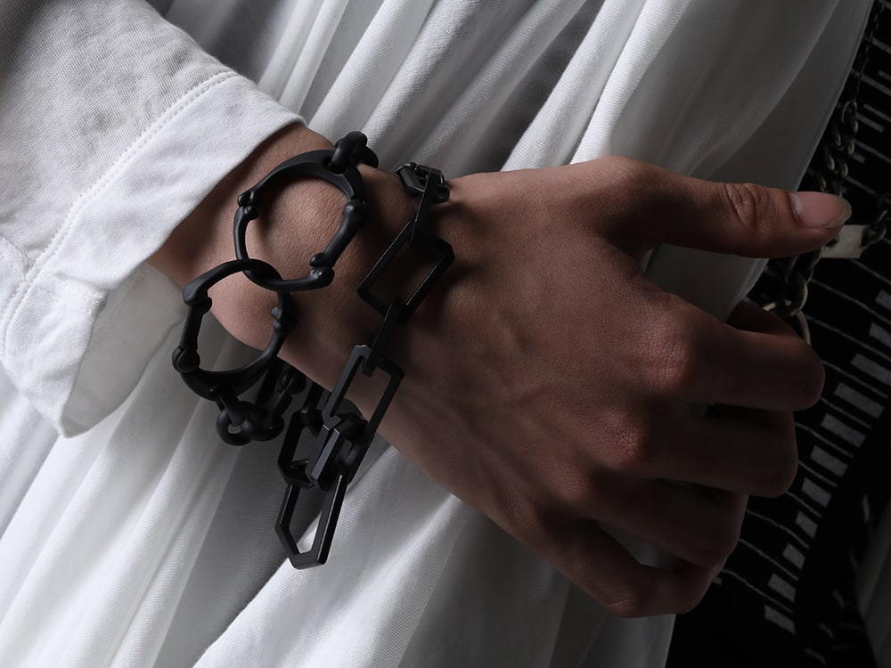 JULIUS / TAKAHIROMIYASHITATheSoloist. - Beautiful draping and the best material for spring and summer - 817ACU16-black(Chain Bracelet Black) sa.0036SS23-Black(bone shaped carabiner bracelet.-S- Black) - 2-011