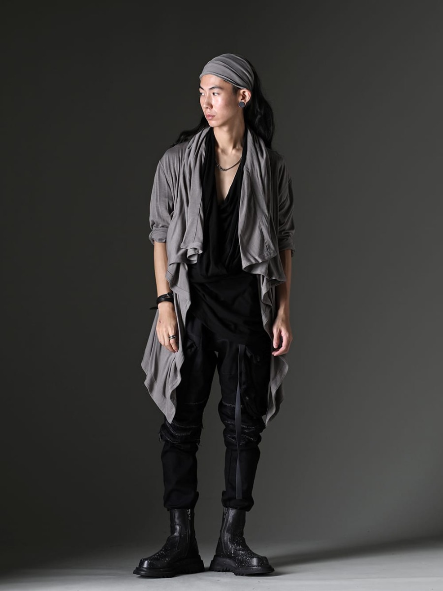 JULIUS 2023SS Styling - Monotone styling with a cotton/cupra jersey draped cardigan from the JULIUS 23SS collection. Combining Masculinity and Alluring Atmosphere - 819CUM3-gray - Cotton/Cupro Jersey Drape Cardigan Gray - 819CUM5-black - Cotton/Cupro Jersey Drape Neck Short Sleeve T-Shirt Black - 819PAM5-BK - 10.5oz Stretch Denim Gas Mask Skinny Pants - 807FWM2-P - Cow Skin Painted Side Zip Boots 1-001