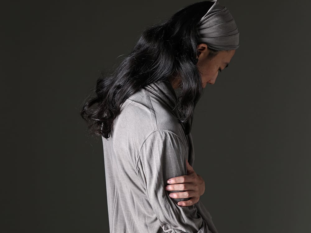 JULIUS 2023SS Draped items and jewelry for a glamorous look  - 819ACU3-gray - Cotton/Cupro Jersey Hair Band Gray - 819CUM3-gray - Cotton/Cupro Jersey Drape Cardigan Gray 2-004