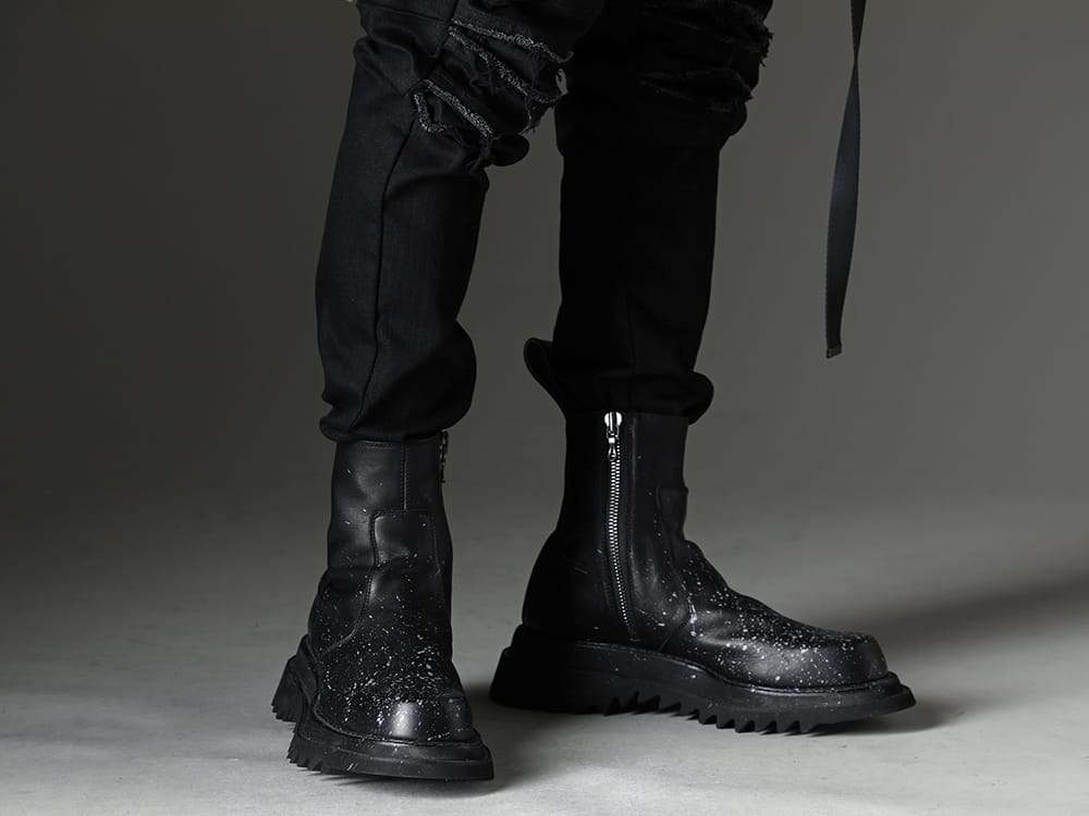 JULIUS 2023SS Creating a Masculine Vibe with Rugged Footwear - 819PAM5-BK - 10.5oz Stretch Denim Gas Mask Skinny Pants - 807FWM2-P - Cow Skin Painted Side Zip Boots 3-005