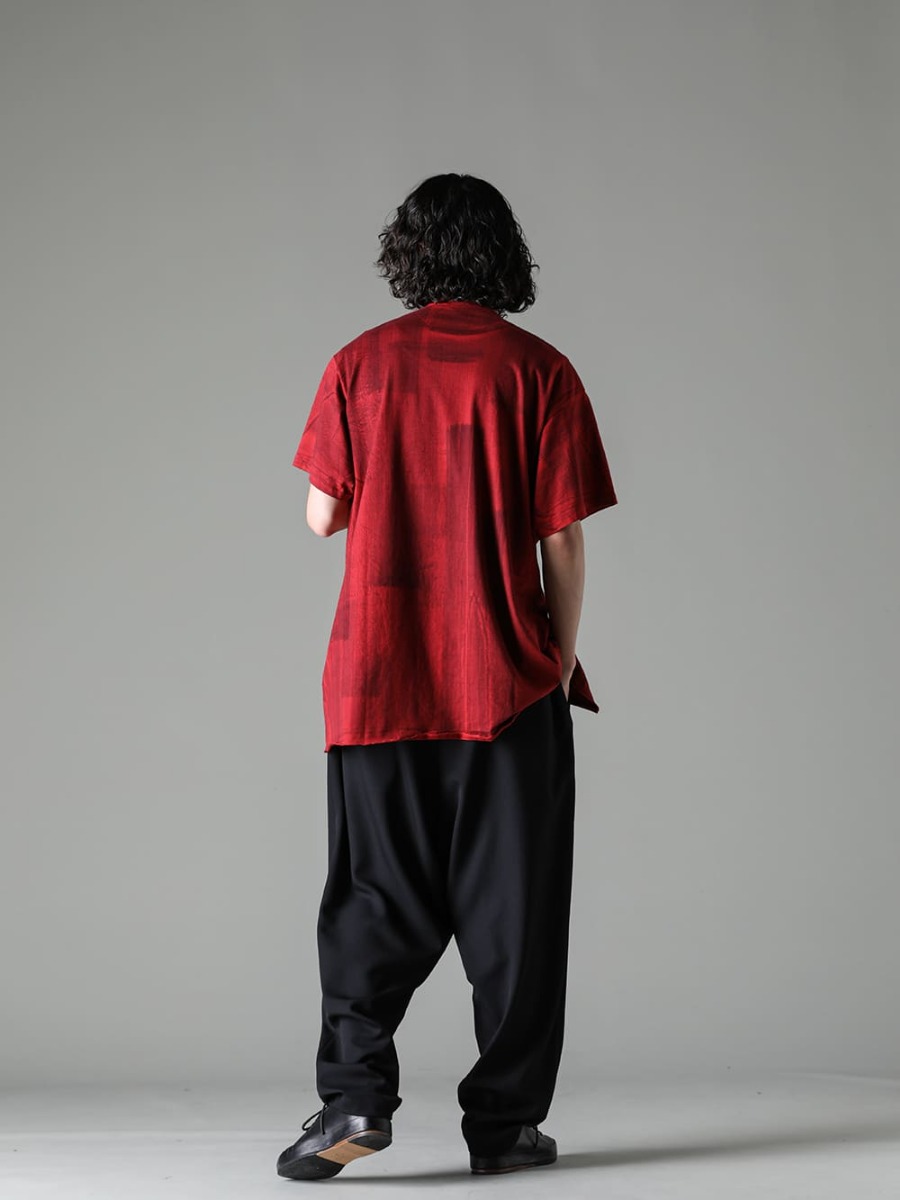 Yohji Yamamoto-ヨウジヤマモト 23-24AW(秋冬) スタイリング 復刻デザインのハンドダイスリットTシャツ - HJ-T26-072-スリットディテール ショートスリーブTシャツ レッド - MJ-P16-134-パネルサスペンダーパンツ - Handsewn-Classic-Lo-ハンドソーン クラシック ロー 1-003