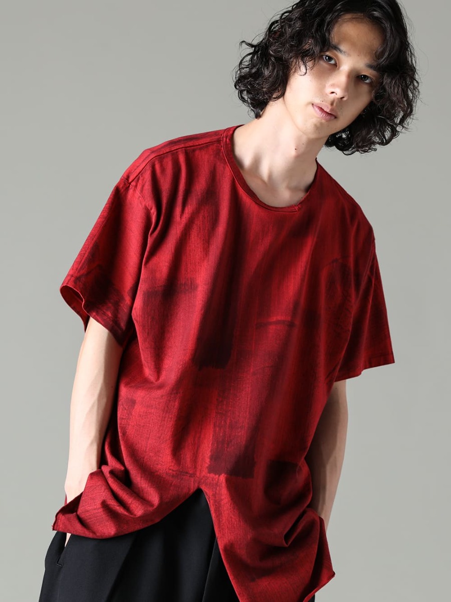 Yohji Yamamoto-ヨウジヤマモト 23-24AW(秋冬) スタイリング 復刻デザインのハンドダイスリットTシャツ - HJ-T26-072-スリットディテール ショートスリーブTシャツ レッド - MJ-P16-134-パネルサスペンダーパンツ - Handsewn-Classic-Lo-ハンドソーン クラシック ロー 1-004