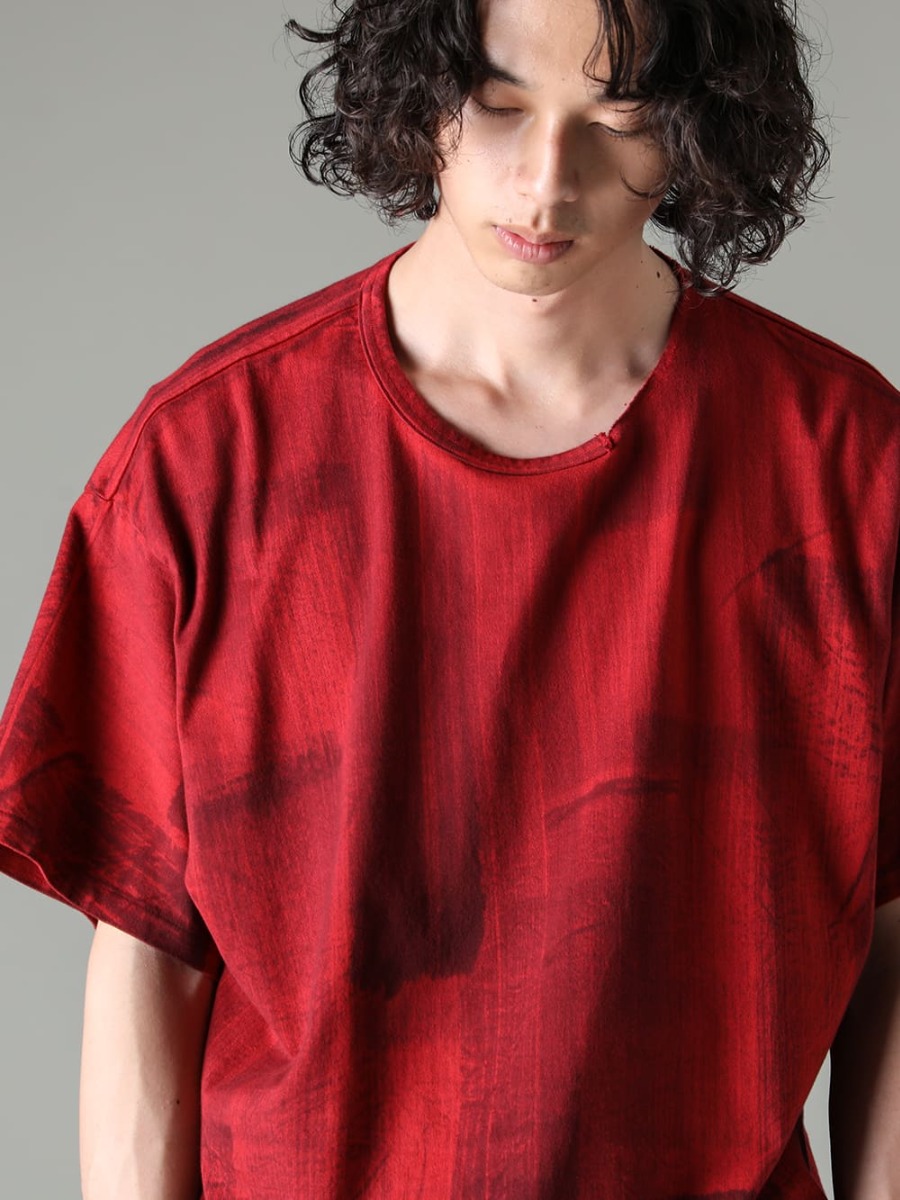 Yohji Yamamoto-ヨウジヤマモト 23-24AW(秋冬) スタイリング 復刻デザインのハンドダイスリットTシャツ - HJ-T26-072-スリットディテール ショートスリーブTシャツ レッド - MJ-P16-134-パネルサスペンダーパンツ - Handsewn-Classic-Lo-ハンドソーン クラシック ロー 1-005