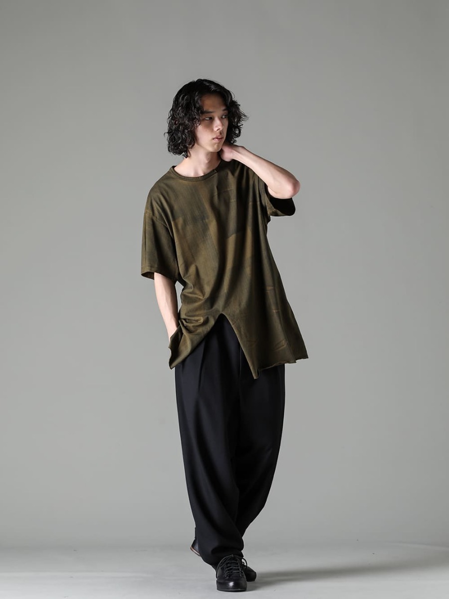 Yohji Yamamoto-ヨウジヤマモト 23-24AW(秋冬) スタイリング 復刻デザインのハンドダイスリットTシャツ - HJ-T26-072-Khaki-スリットディテール ショートスリーブTシャツ カーキ - MJ-P16-134-パネルサスペンダーパンツ - Handsewn-Classic-Lo-ハンドソーン クラシック ロー 1-008