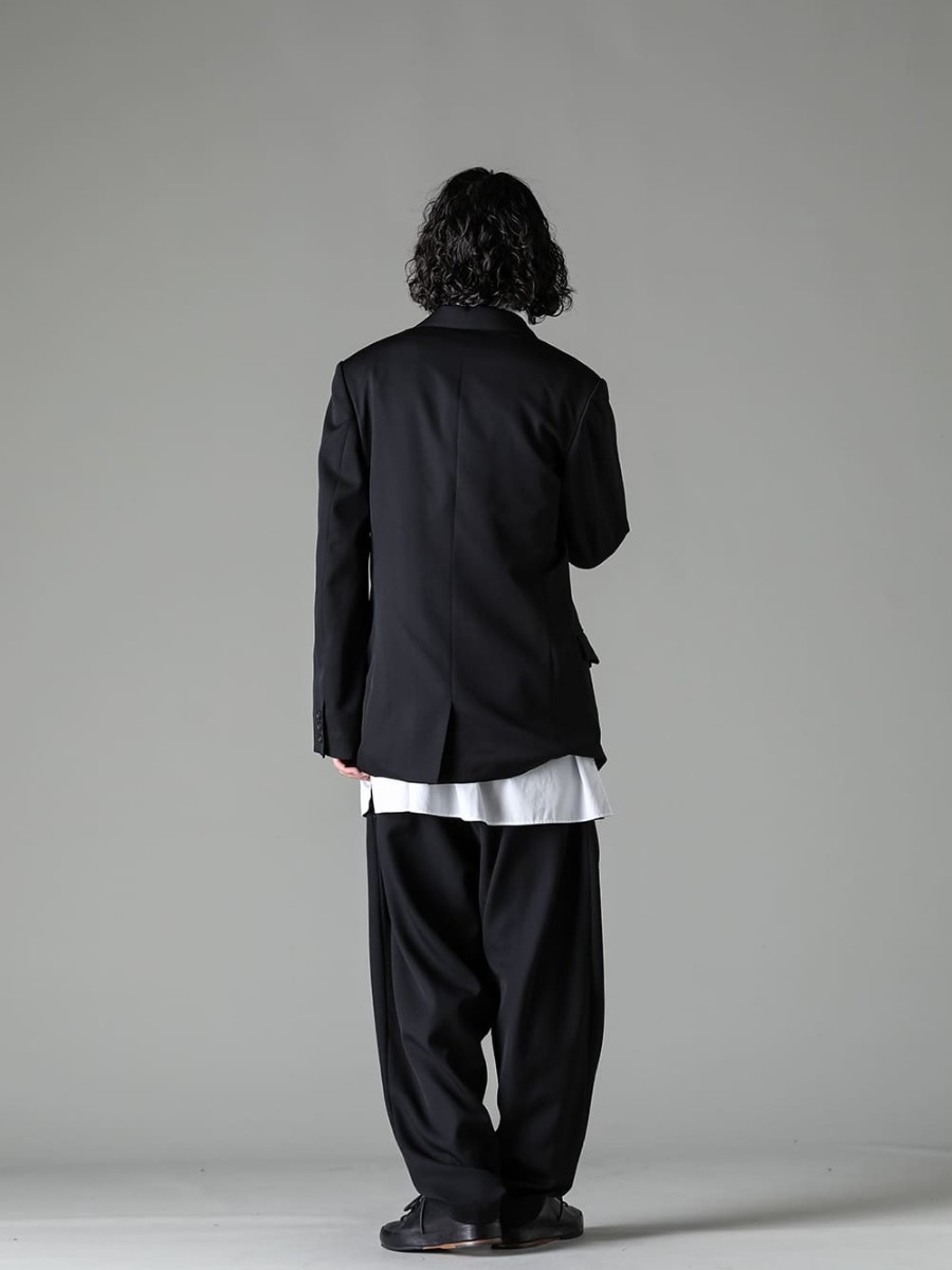 Yohji Yamamoto - ヨウジヤマモト 23-24AW スタイリング 23-24AWの注目アイテム: ラウールさん着用のリバーシブルシャツ＆ジャケットスタイル - HJ-J27-100-Left 2 Layered Lapel 3Button Jacket - HJ-B73-515-Black White Spare Colloar Blouse - Handsewn-Classic-Lo-Handsewn Classic Lo 1-003