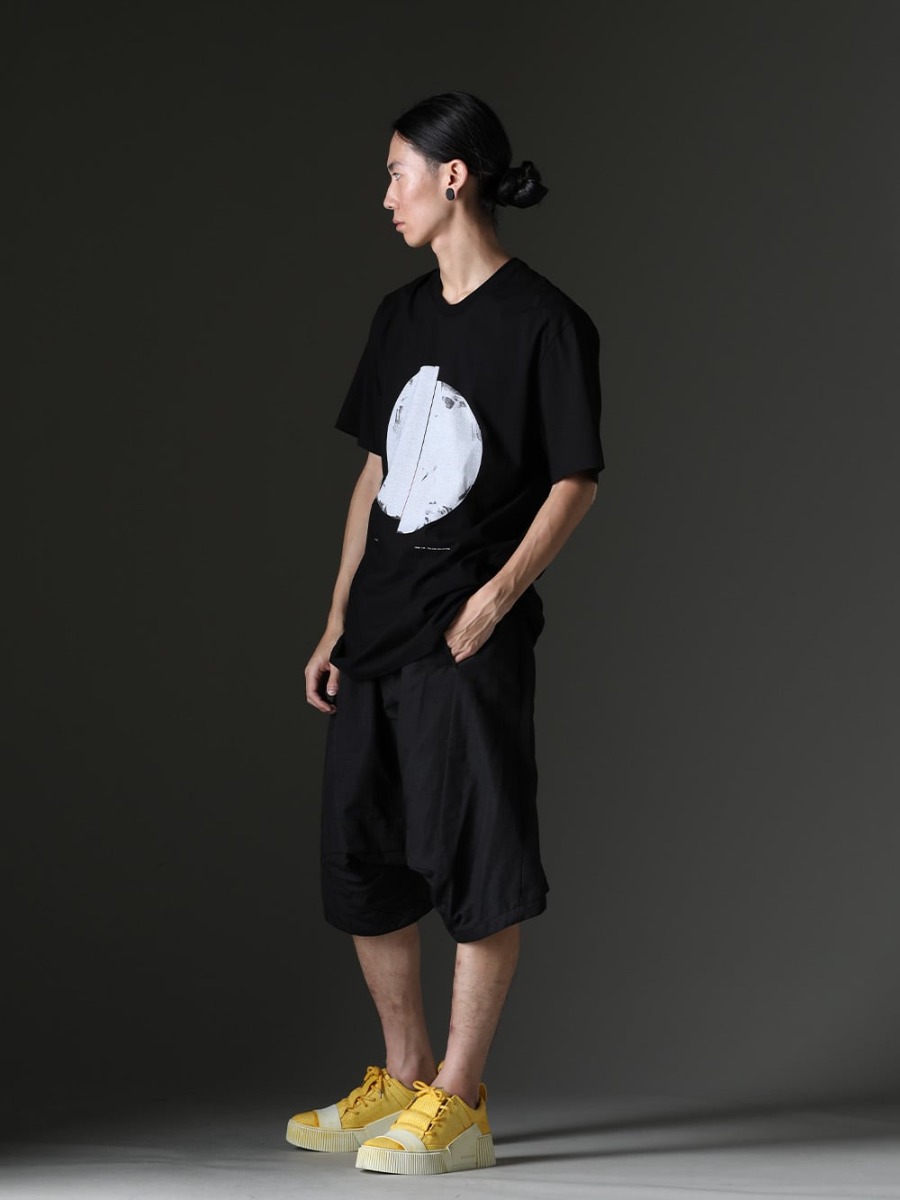 JULIUS(ユリウス) 23SS(春夏) エッジを効かせた夏のスタイリング - 827CPM1-Black コットンSZジャージーTシャツ ブラック - 827PAM8 ナイロン/コットン グログラン サルエルショーツ - BAMBA2.1-PERFORATED-LEATHER-WHITE-SOLE バンバ2.1 パーフォレイティド レザー / ホワイトソール 1-002