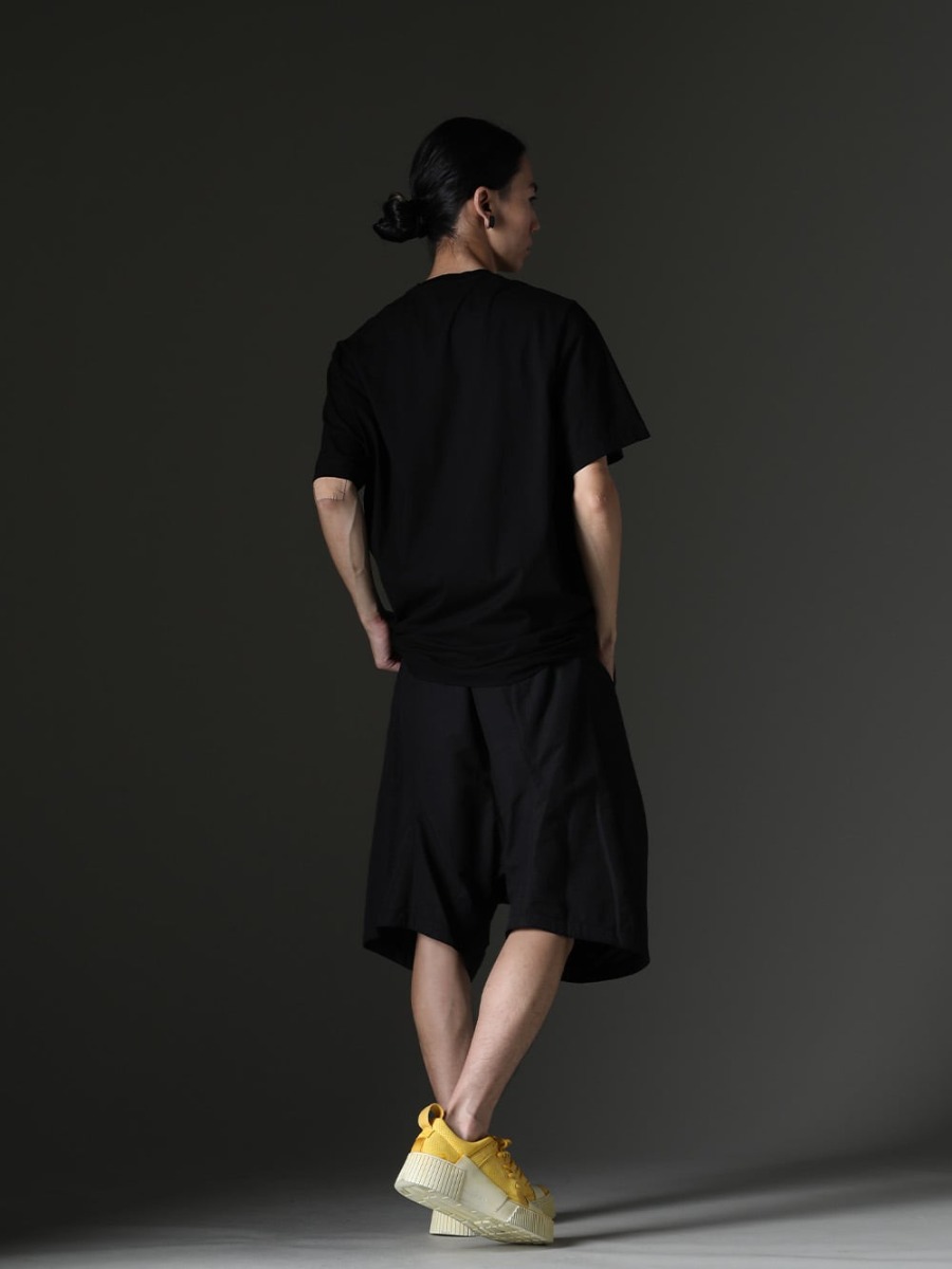 JULIUS(ユリウス) 23SS(春夏) エッジを効かせた夏のスタイリング - 827CPM1-Black コットンSZジャージーTシャツ ブラック - 827PAM8 ナイロン/コットン グログラン サルエルショーツ - BAMBA2.1-PERFORATED-LEATHER-WHITE-SOLE バンバ2.1 パーフォレイティド レザー / ホワイトソール 1-003